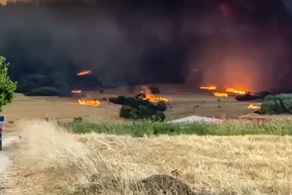 Αλεξανδρούπολη: Ανεξέλεγκτη για τέταρτη μέρα η πυρκαγιά – Πλησίασε τον περίβολο του νοσοκομείου