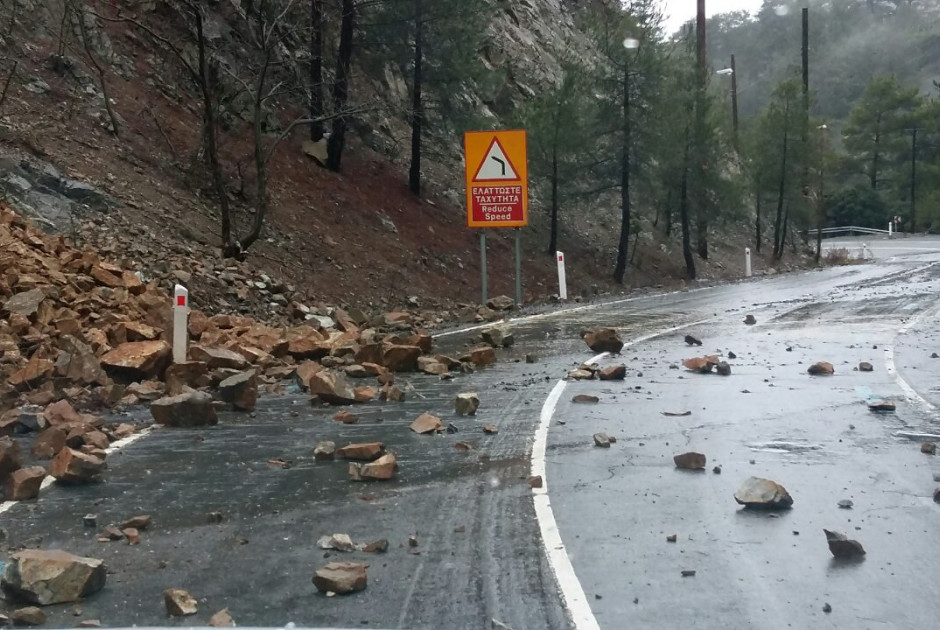 Κατολισθήσεις βράχων και περιορισμένη ορατότητα στο δρόμο Πλατρών – Τρόοδους 