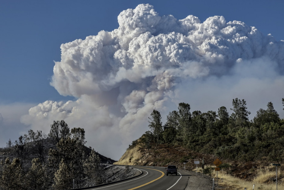 Καλιφόρνια: Χιλιάδες άνθρωποι εγκαταλείπουν τα σπίτια τους λόγω μεγάλης πυρκαγιάς (BINTEO)