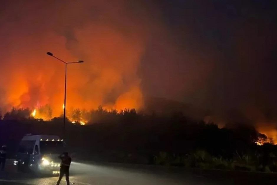 Τουρκία: Συνεχίζεται η πύρινη κόλαση σε τρία μέτωπα – Νέα φωτιά στα Βουρλά της Σμύρνης