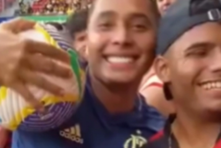 Φλαμένγκο – Κρισιούμα: Η στιγμή που οπαδός πετάει στο γήπεδο τη δεύτερη μπάλα που οδήγησε στο πιο Viral πέναλτι! (ΒΙΝΤΕΟ)