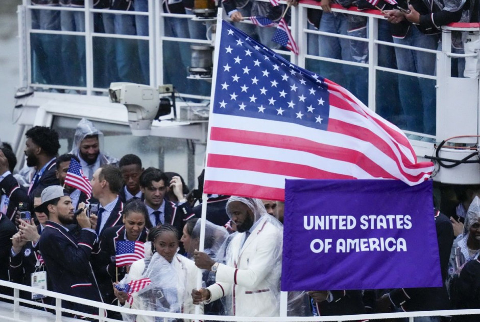 Ολυμπιακοί Αγώνες: Η είσοδος της αποστολής των ΗΠΑ με σημαιοφόρους τον ΛεΜπρόν Τζέιμς και την Κόκο Γκοφ (BINTEO)