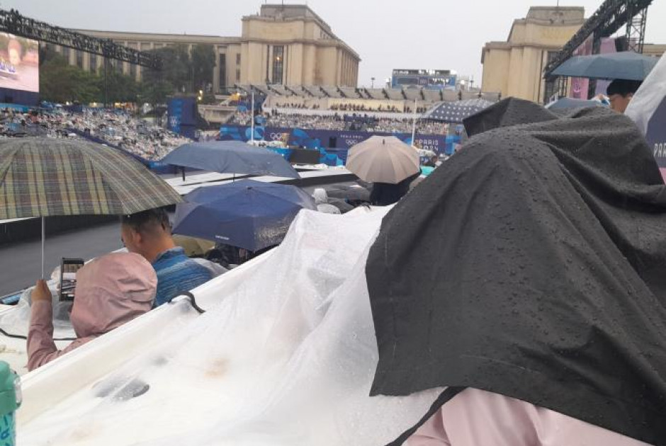Ασταμάτητη βροχή στο Παρίσι κατα την τελετή έναρξης! (ΦΩΤΟΣ)