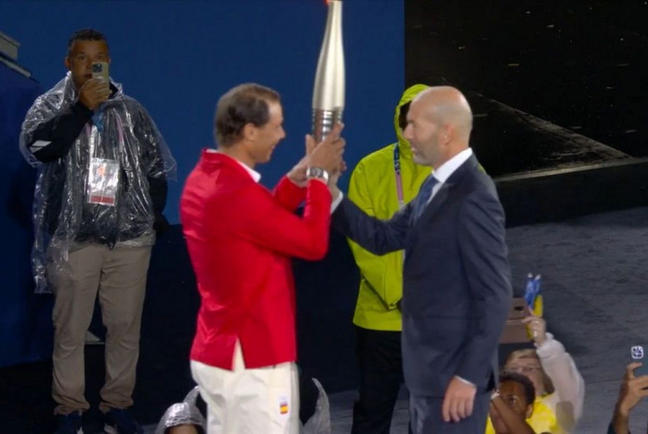 Ο Ζιντάν παρέδωσε την Ολυμπιακή Φλόγα στον Ναδάλ
