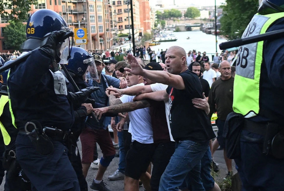 Ταραχές στο ΗΒ: Στο δικαστήριο ύποπτοι – Στους δρόμους 6.000 αστυνομικοί