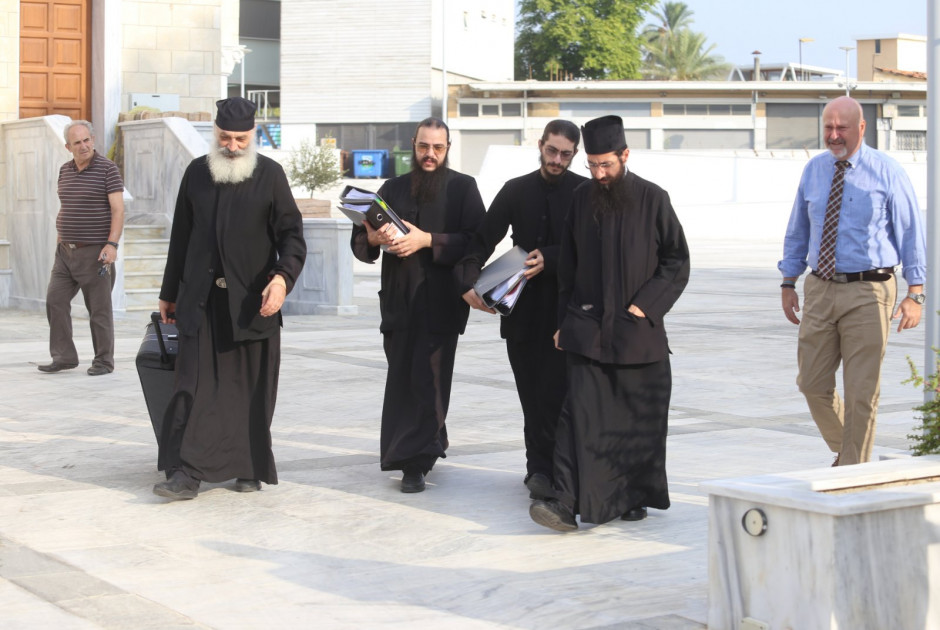 Ένταση στη μαραθώνια συνεδρία του Συνοδικού Δικαστηρίου-Ασθενοφόρο στην Αρχιεπισκοπή