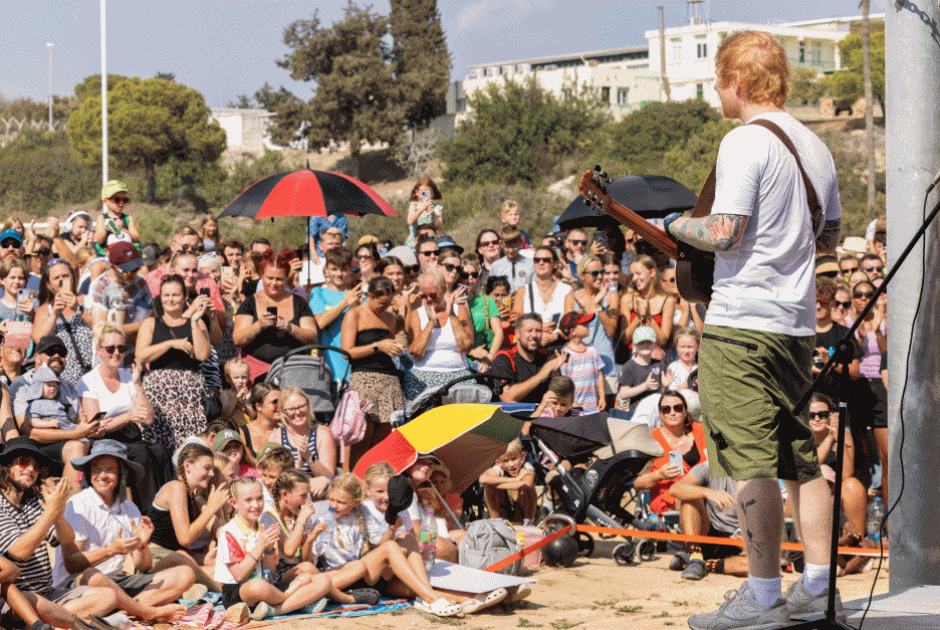 Στις Βρετανικές Βάσεις στη Δεκέλεια ο Ed Sheeran – Συνάντησε στρατιώτες και έδωσε συναυλία (ΒΙΝΤΕΟ)