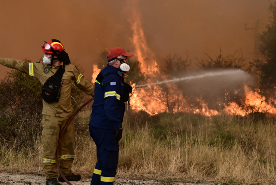 Ανεξέλεγκτη για τρίτη μέρα η φωτιά στο Ξυλόκαστρο – Ενισχύονται οι άνεμοι, φόβοι για αναζωπυρώσεις