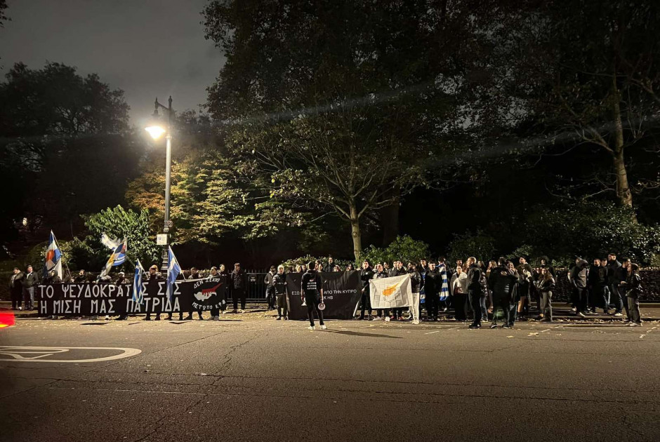 «Χώμα που περπάτησα» έξω από την τουρκική πρεσβεία στο Λονδίνο (ΒΙΝΤΕΟ)