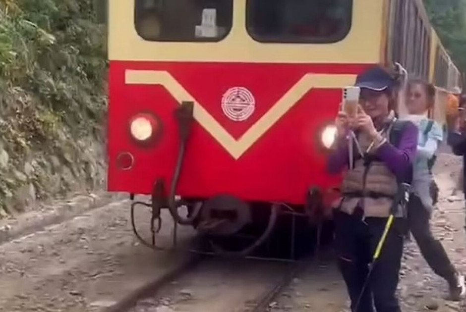 Τουρίστρια στήθηκε για Selfie με τρένο, παρασύρθηκε από την ατμομηχανή αλλά γλίτωσε