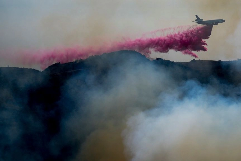 Λος Άντζελες: Τι είναι η ροζ σκόνη που ρίχνουν τα εναέρια μέσα στα πύρινα μέτωπα