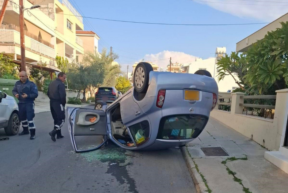 Νεκρός 75χρονος σε τροχαίο – Το όχημά του συγκρούστηκε με σταθμευμένο αυτοκίνητο και ανατράπηκε (ΦΩΤΟΣ)