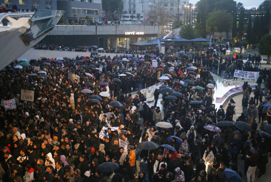 «Τα δάκρυα έγιναν οργή» φώναξαν οι διαδηλωτές στη Λευκωσία απαιτώντας δικαιοσύνη για τους 57 (ΦΩΤΟΣ)