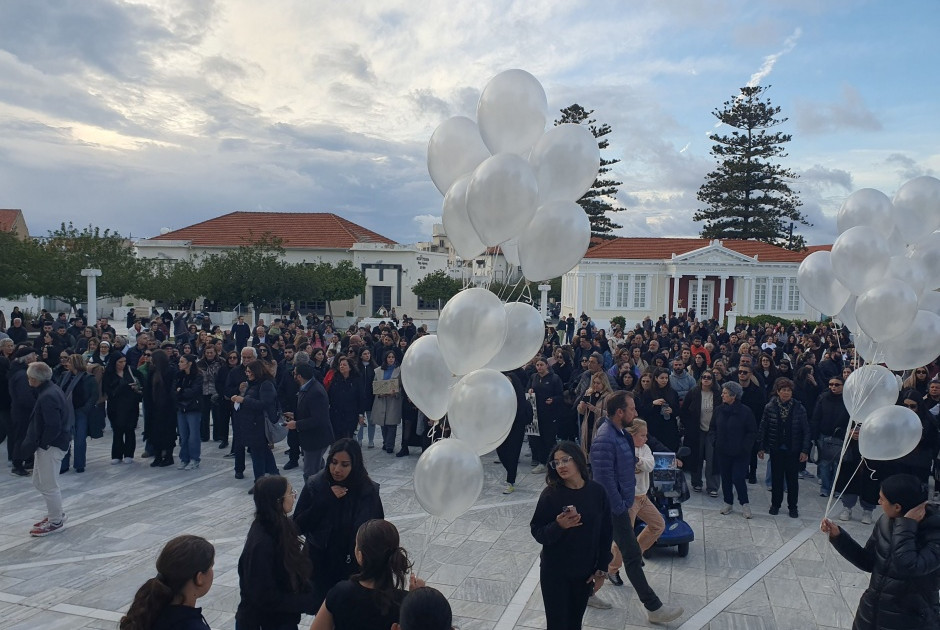 Πλήθος κόσμου στην Πάφο στη συγκέντρωση για τα Τέμπη (ΦΩΤΟΣ)