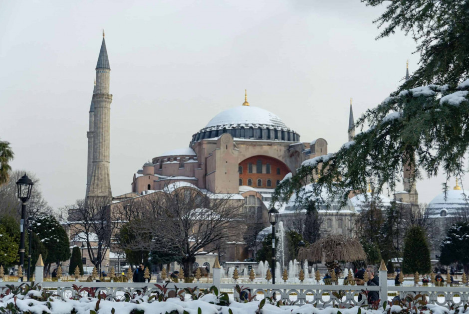 Σε κλοιό χιονιά η Τουρκία: Με το βλέμμα στον…ουρανό για τζίκλες