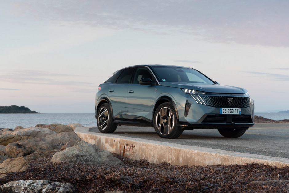 To νέο Peugeot 3008 Hybrid Allure, με πλήρη εξοπλισμό, στην εκπληκτική τιμή των €31,900