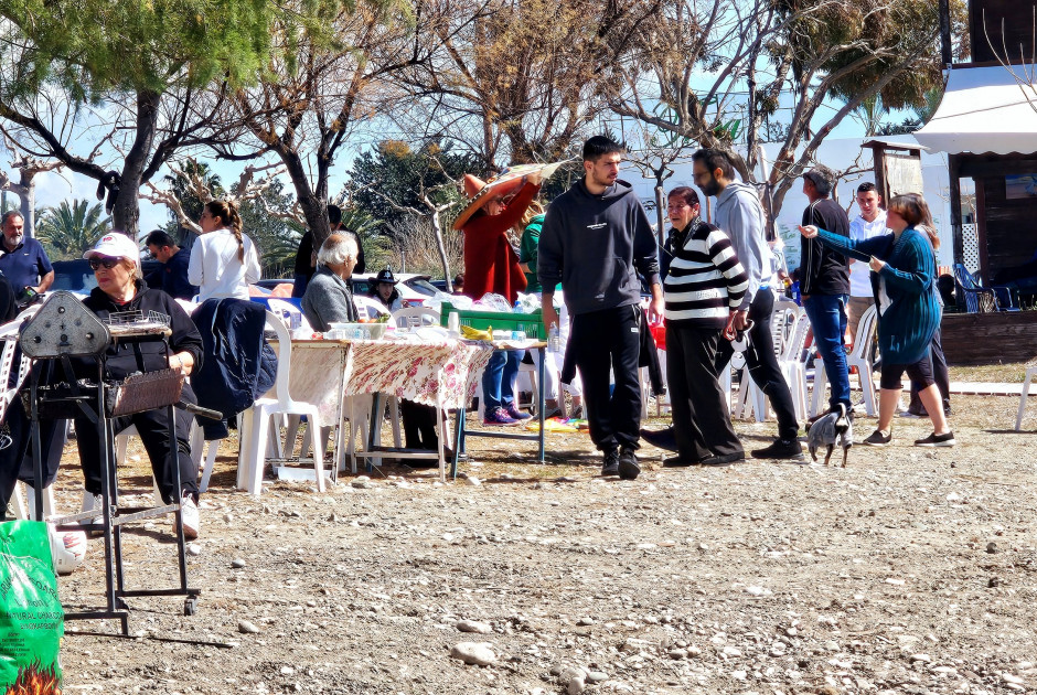 Σε αγρούς και παραλίες έκοψαν «την μούττη της Σαρακοστής» στην Πάφο (ΦΩΤΟΣ)