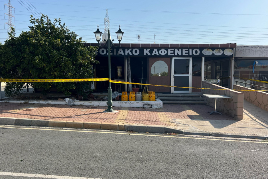 Κακόβουλη ενέργεια πίσω από τη φωτιά σε καφετέρια στην Δεκέλεια (ΦΩΤΟ)