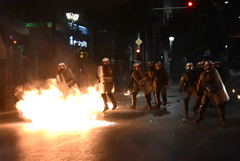 Επεισόδια και μολότοφ στο Σύνταγμα μετά τη συγκέντρωση για τα Τέμπη