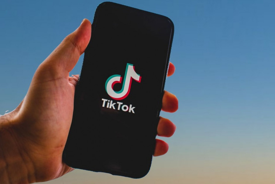 Άγριος καβγάς ζευγαριού σε live μετάδοση στο Tik Tok – Έσπαγαν αντικείμενα μπροστά στα μάτια ανήλικο